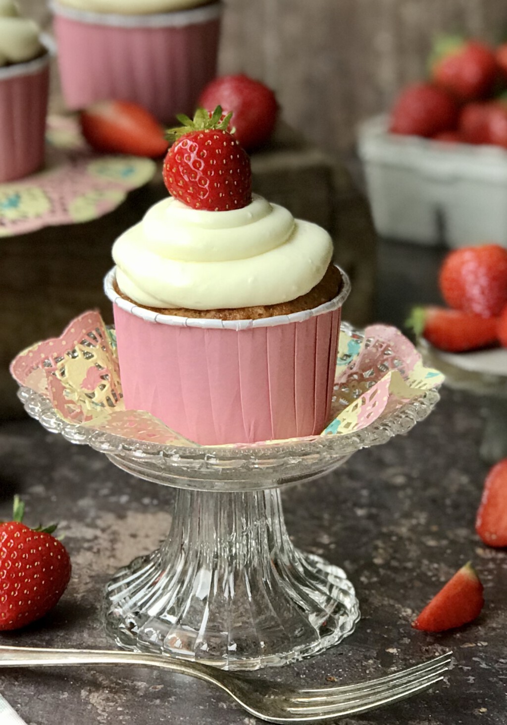 Erdbeer Cupcakes mit Cheesecake-Frosting - Von Januar bis Dezember