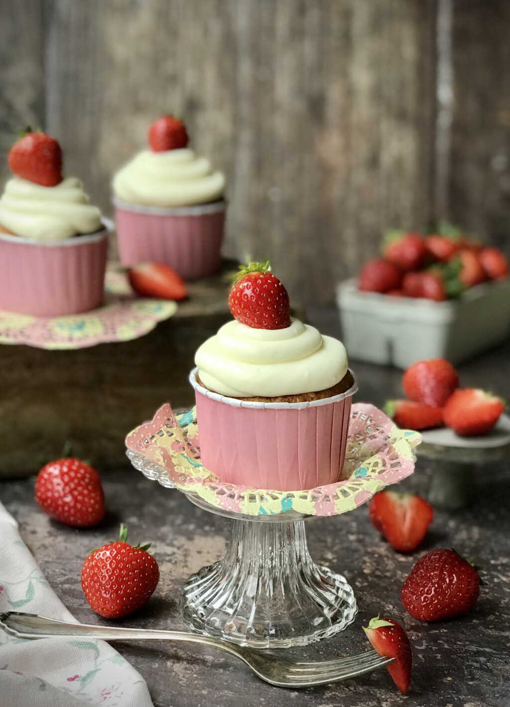Erdbeer Cupcakes mit Cheesecake-Frosting - Von Januar bis Dezember