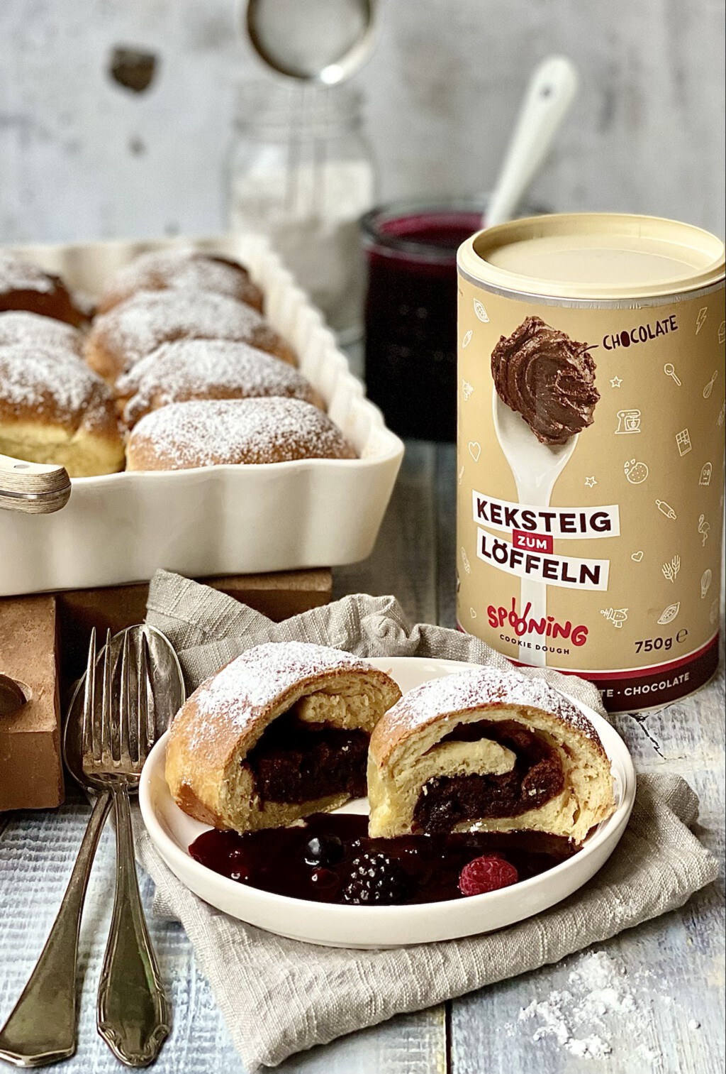 Buchteln mit Schoko-Keksteig und Waldbeerensauce… alles vegan - Von ...