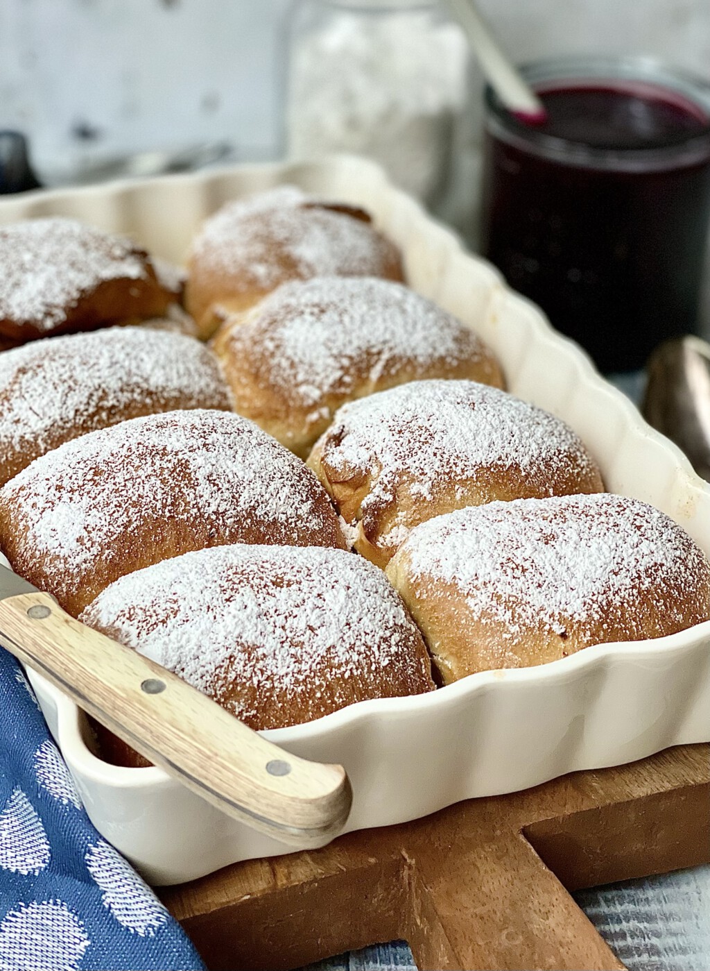 Buchteln mit Schoko-Keksteig und Waldbeerensauce… alles vegan - Von ...