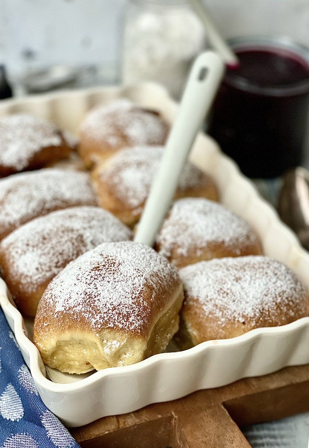 Buchteln mit Schoko-Keksteig und Waldbeerensauce… alles vegan - Von ...