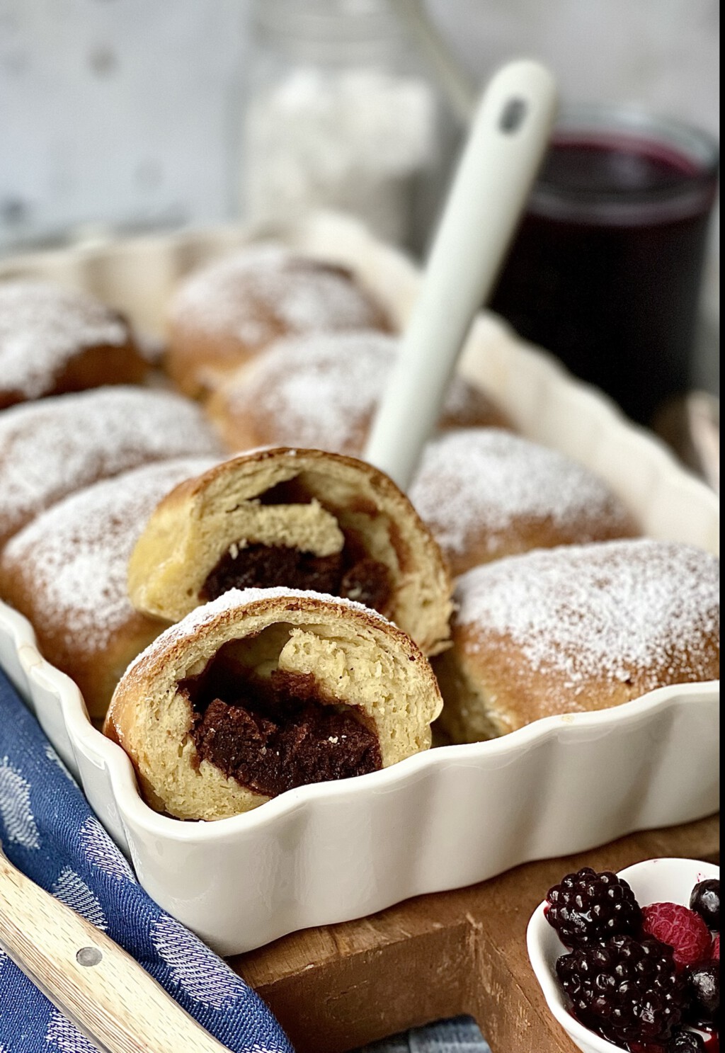 Buchteln mit Schoko-Keksteig und Waldbeerensauce… alles vegan - Von ...