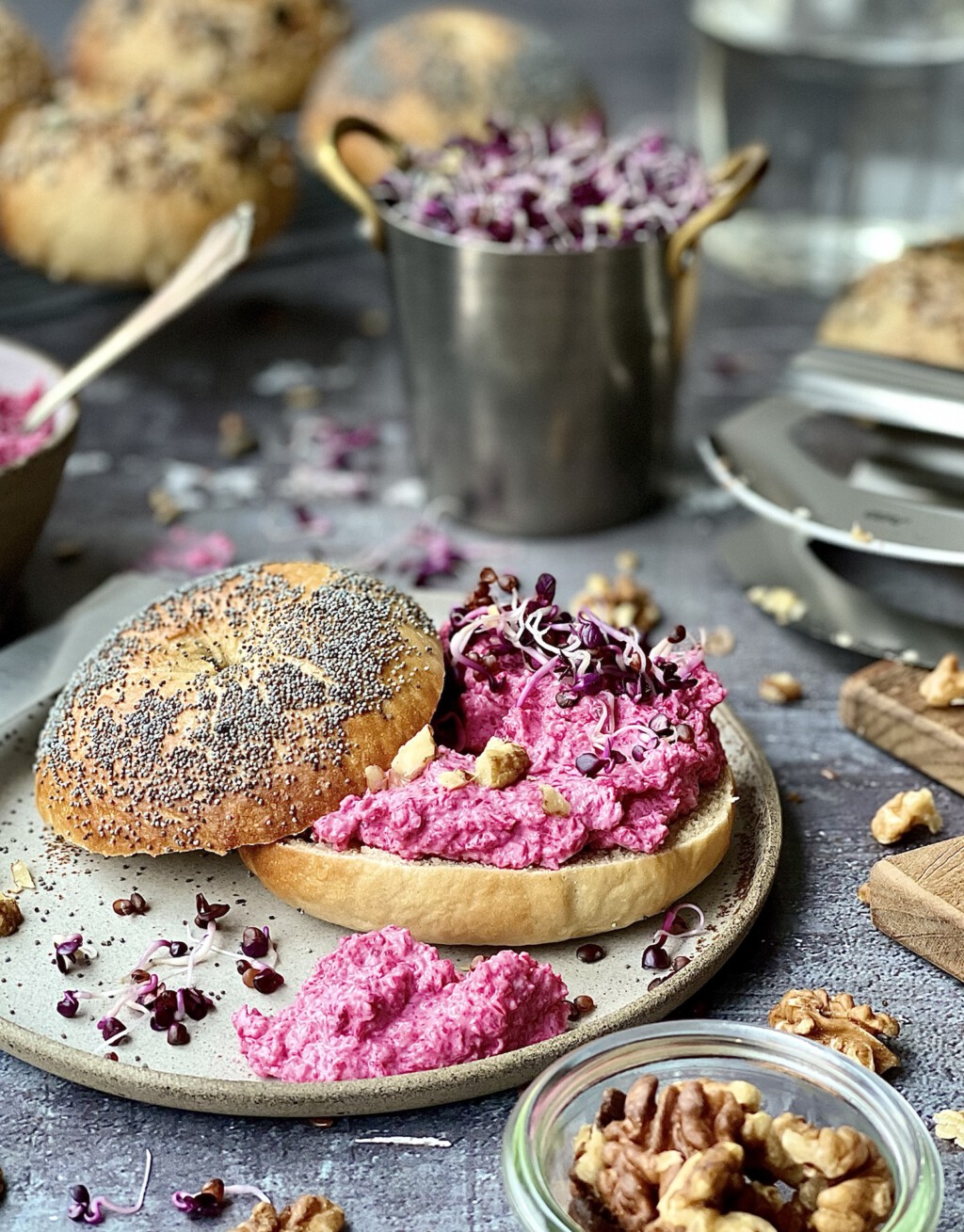 Bagels mit Rote Beete Aufstrich und Sprossen - Von Januar bis Dezember