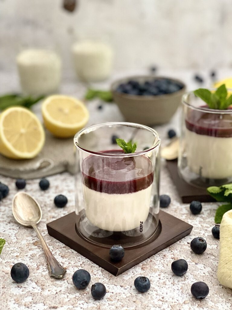 Zitronen-Panna-Cotta mit Beerensauce (vegan) - Von Januar bis Dezember