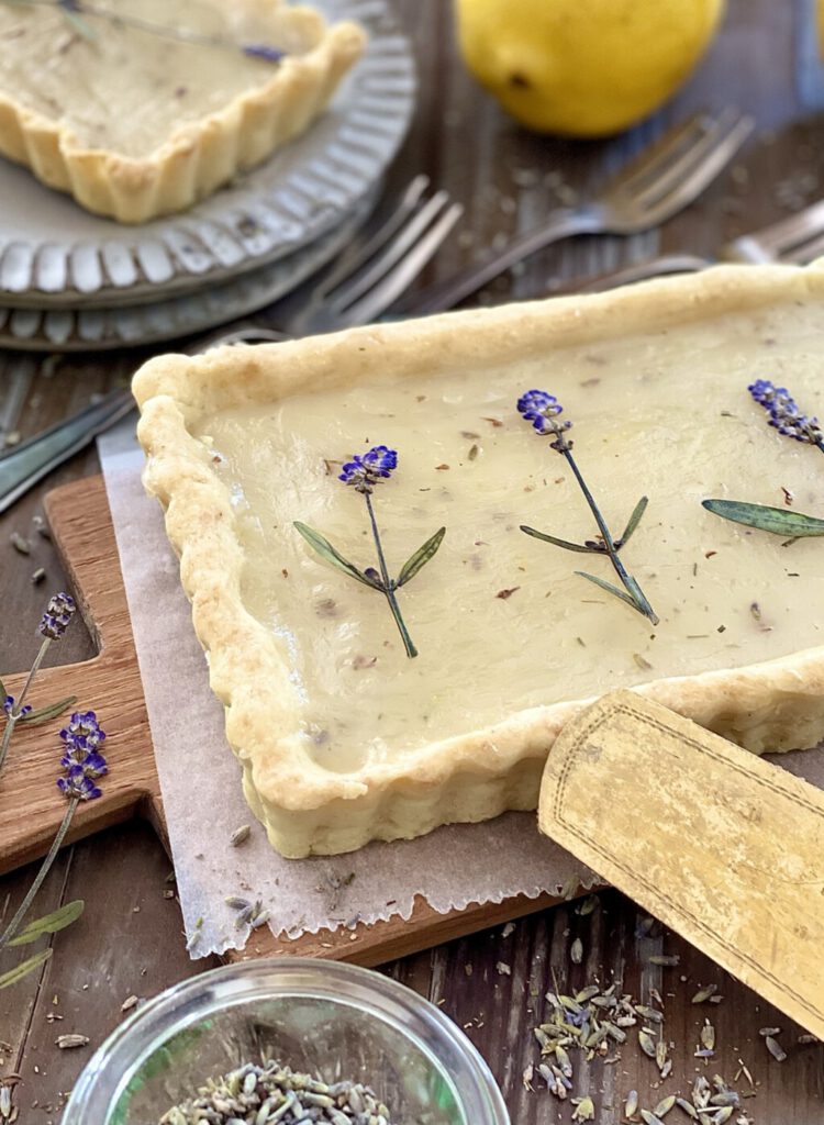 Weiße Schokotarte mit Erdbeerfüllung - Von Januar bis Dezember