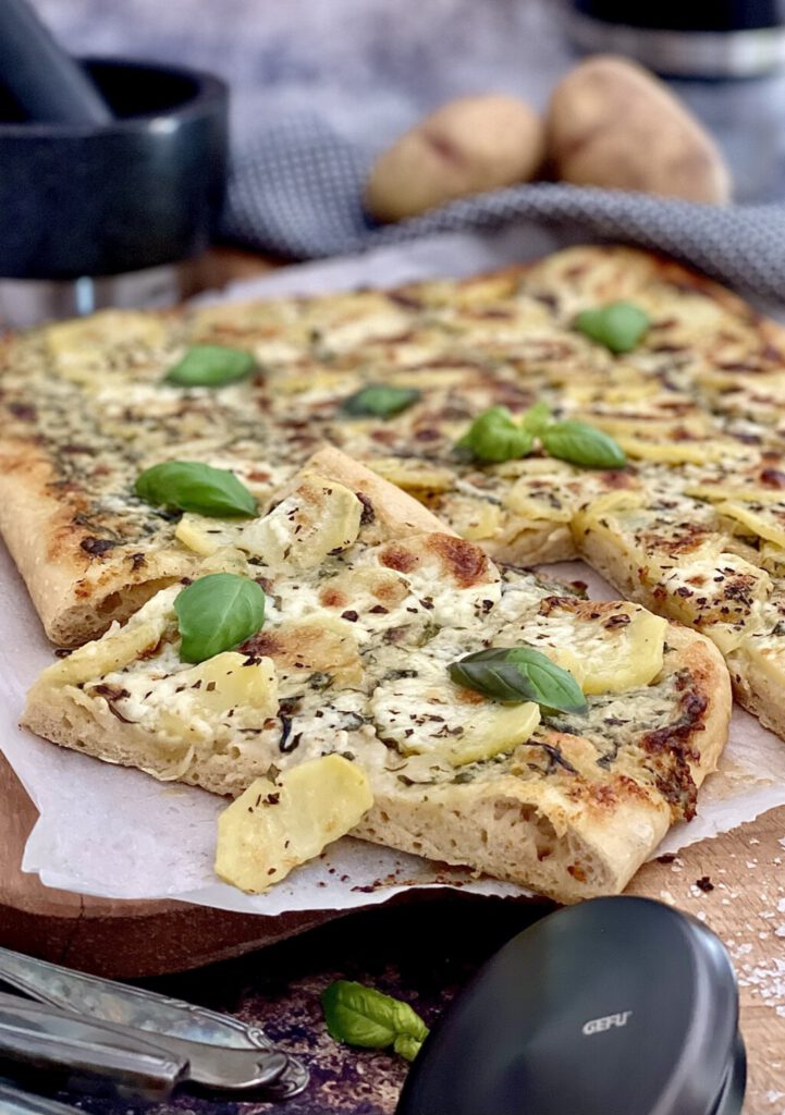 Kartoffelpizza mit Basilikum-Pesto - Von Januar bis Dezember