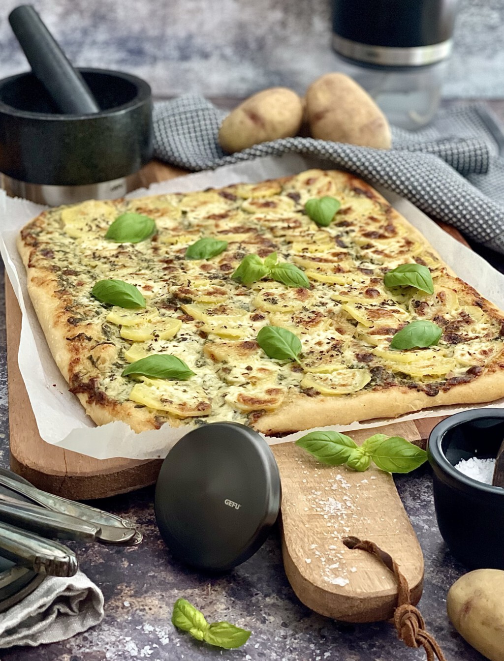 Kartoffelpizza mit Basilikum-Pesto - Von Januar bis Dezember