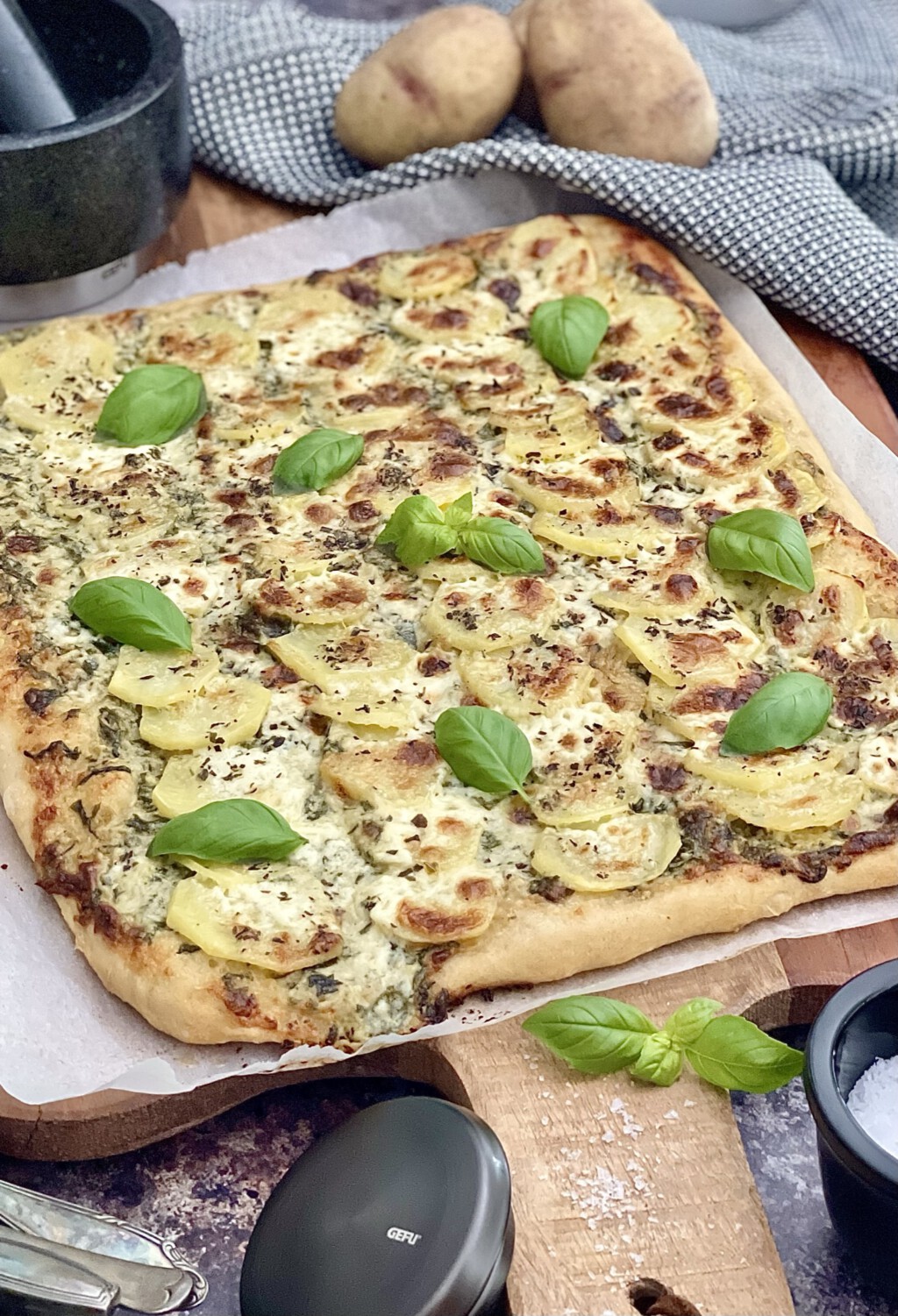 Kartoffelpizza mit Basilikum-Pesto - Von Januar bis Dezember