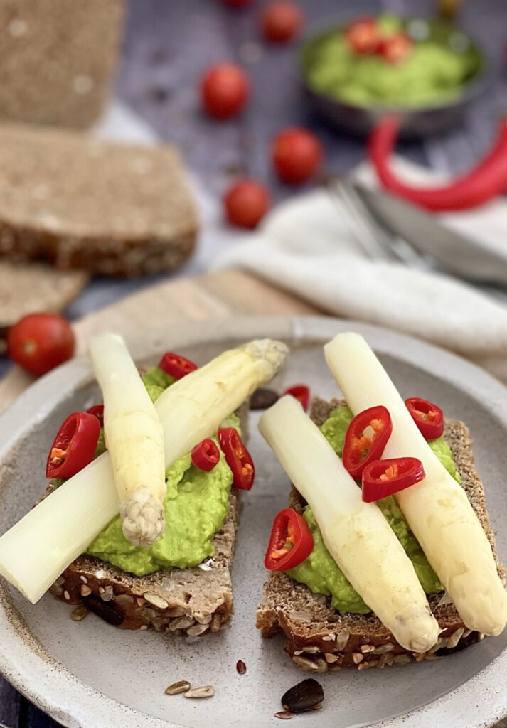 Körnerbrot mit Avocadocreme und Spargel - Von Januar bis Dezember