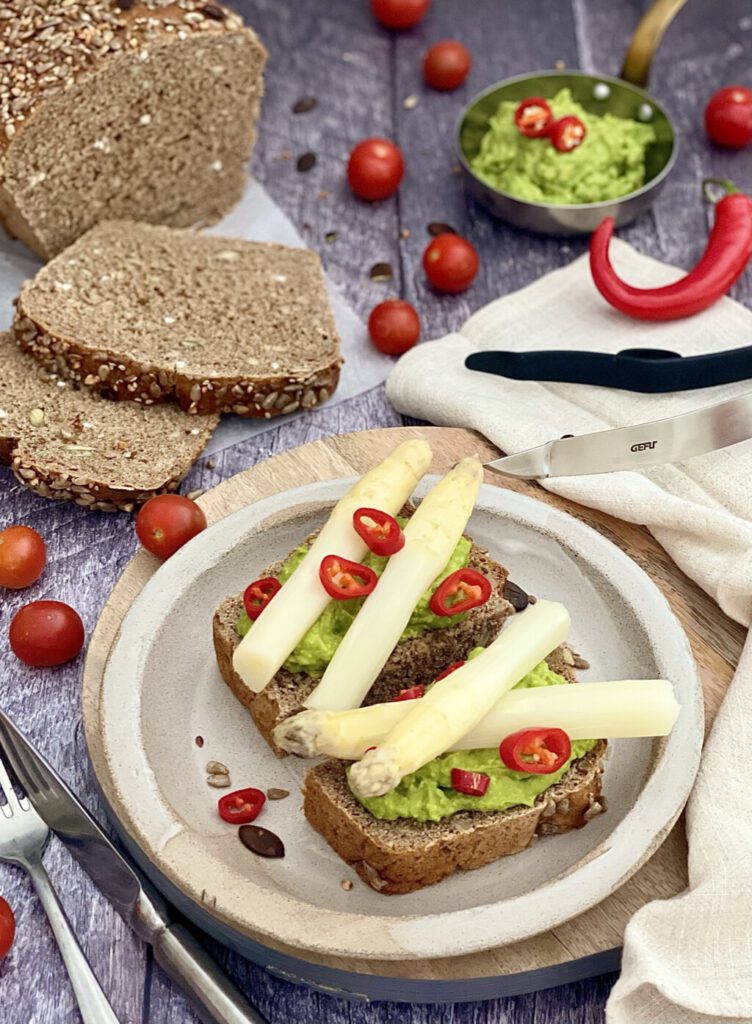 Körnerbrot mit Avocadocreme und Spargel - Von Januar bis Dezember