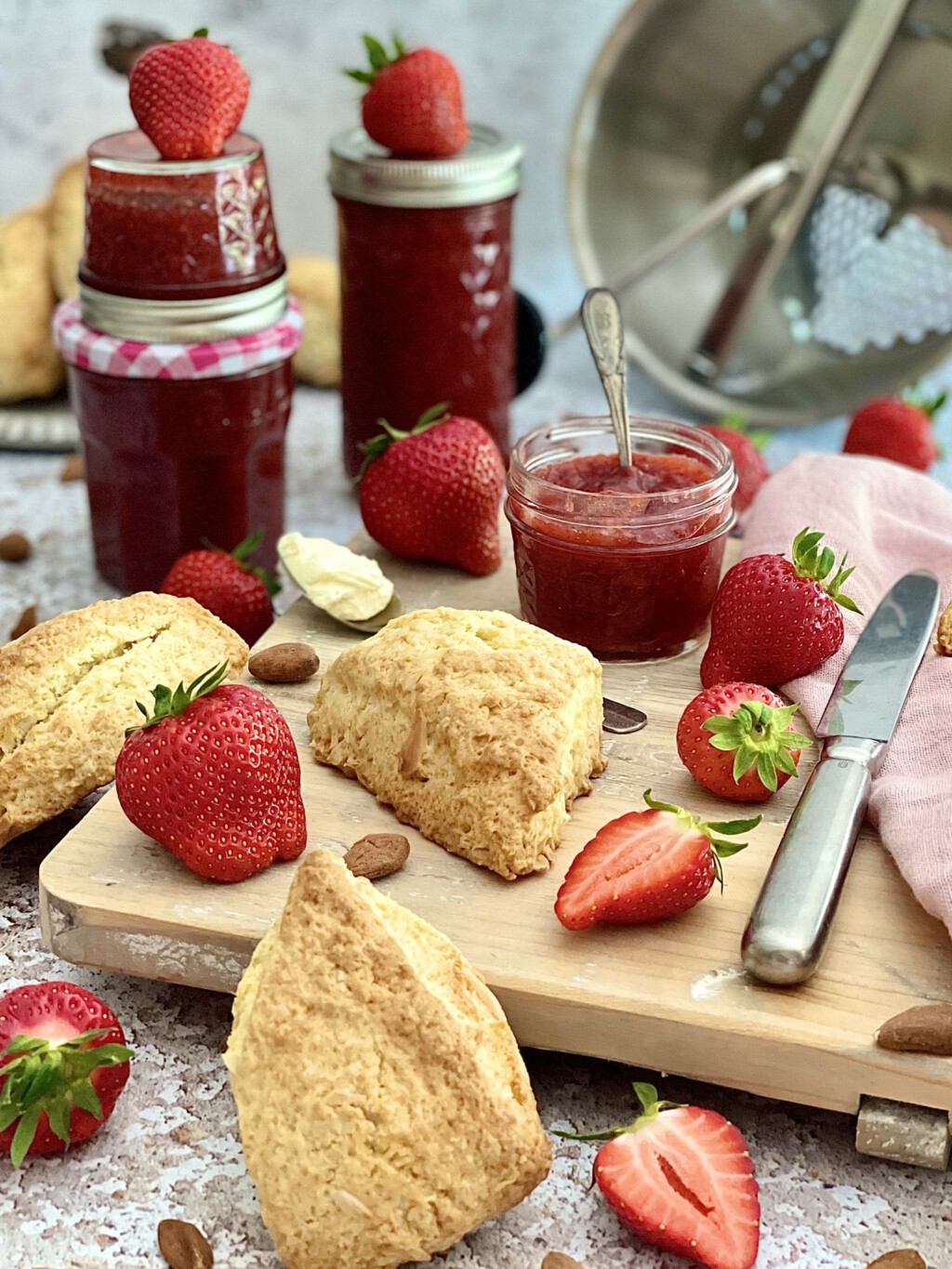 Mandelscones mit Erdbeer-Amaretto-Marmelade - Von Januar bis Dezember