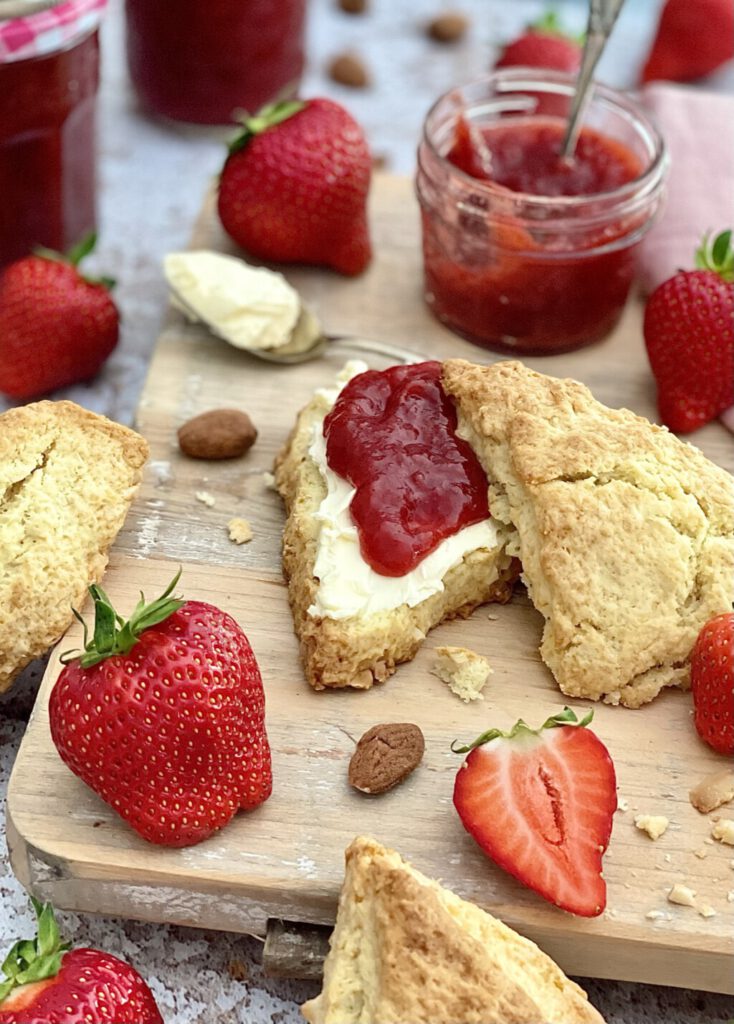 Mandelscones mit Erdbeer-Amaretto-Marmelade - Von Januar bis Dezember